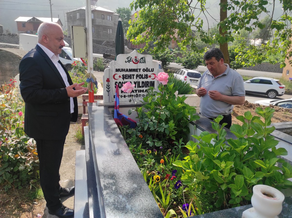 Şalpazarı Belediyesi başkan vekili Gazi Erdal Kumaş ,ŞalpazarıSpor kulüp Başkanımız Gazi Cevat ÖZDEMİR  Beyefendiler ile yapmış olduğumuz Tonya İskenderli mahalle ziyaretimizin ardından Şehidimiz Soner YILDIRIMIN Kabrini ziyaret ederek, Aziz Şehitlerimiz için dua ettik.