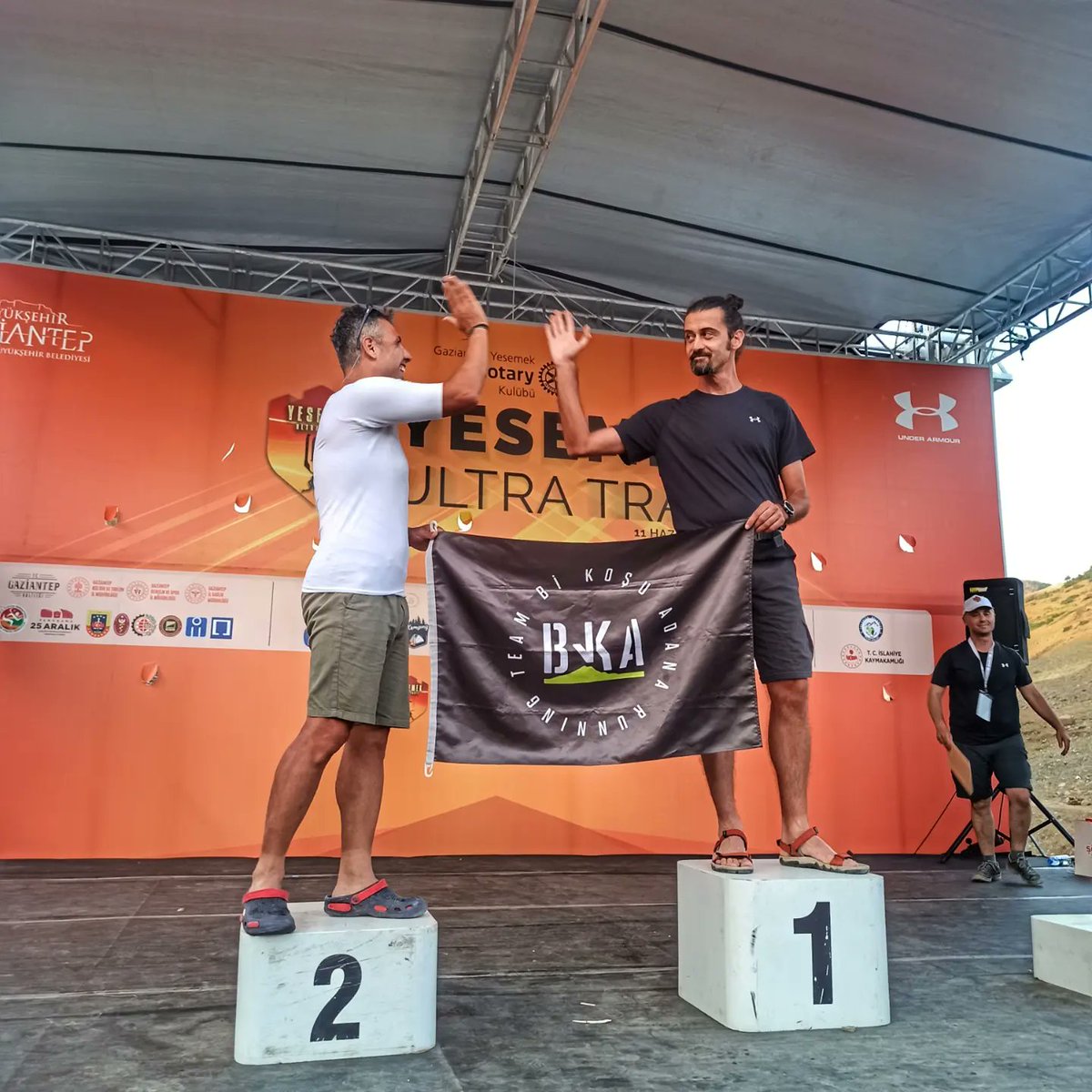 Yesemek Ultra Genel Klasman 2.lik, Geçen hafta koştuğum dağyenice Ultra dan sonra sıcaklar beni ne kadar etkileyebilir ki dediğim, yeryer 40c gördüğüm ortalama 35c sıcaklıkta geçen bir 45kmlik yarıştı🏃🏃🌡️🌡️🌞🌞Sanırım 20-25 lt su içmişimdir