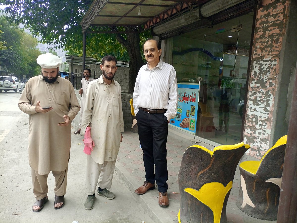 SajidMir_Pak's tweet photo. Merely i found a Civil Servant like #CSGB (Mohiyuddin Wani sb) working on #Sunday with labour to uplift #Gilgit_City beautification & pathetic road conditions.
GB #Bureaucracy must follow foot steps of CS sb to better public service delivery.
@CMShehbaz
@csgbpk
@ShabbirMir https://t.co/jOkKAwm0cK