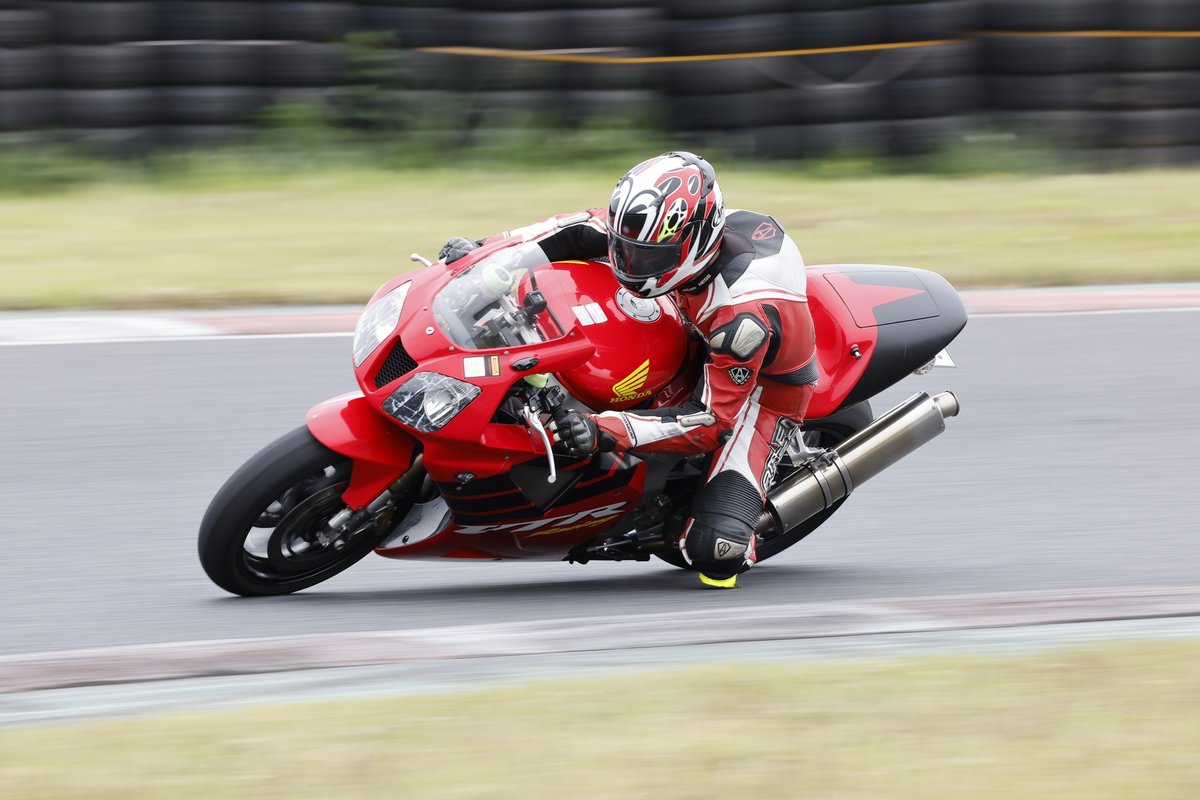 hirossi_46's tweet photo. ファントラックデイさんから写真送られて来ました♪
走ってるところと😊
歩いてるところ❗️😁
PIRELLI　FUN TRACK DAY　2022/05/21
#vtr
#sp1
#rvt
#rc51
#sc45
#nl6
#vtr1000sp
#vtr1000
#rvt1000
#honda
#hrc
#hondaracing
#pirelli 　
#funtrackday
#走行会
#袖ヶ浦フォレストレースウェイ https://t.co/WJCaMT8ee7