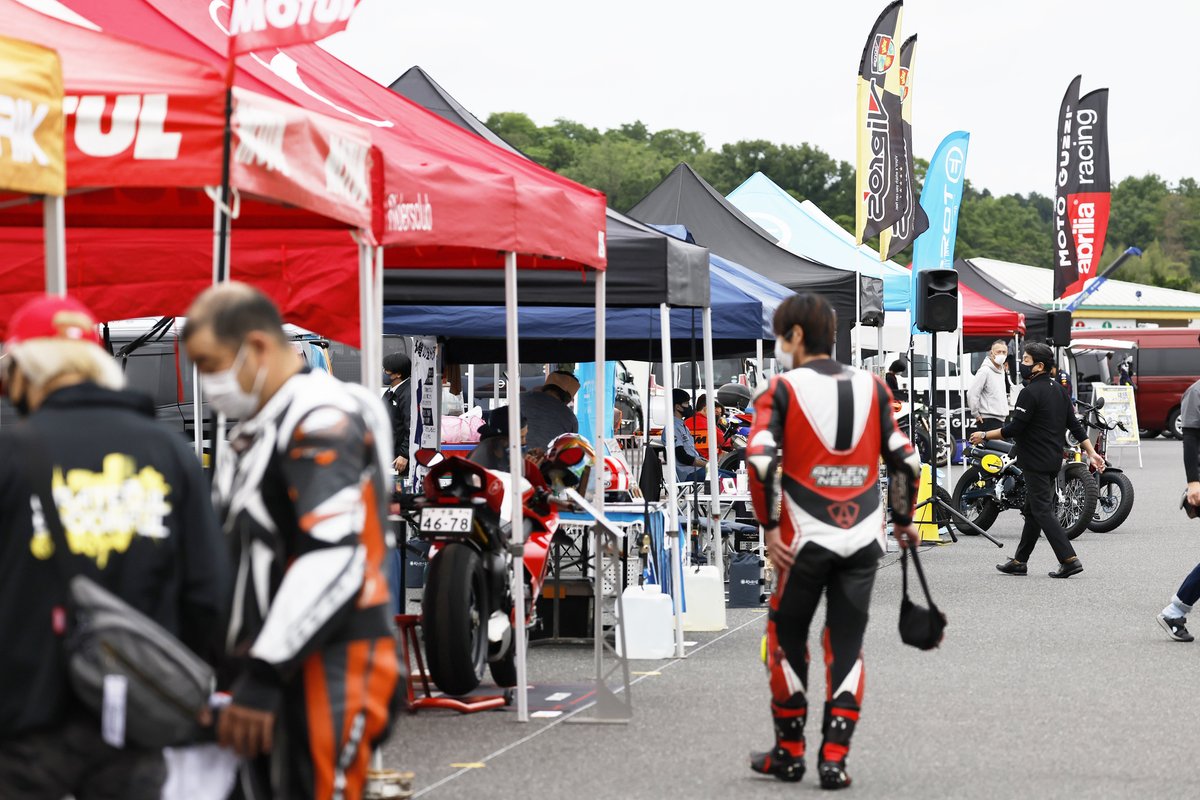 hirossi_46's tweet photo. ファントラックデイさんから写真送られて来ました♪
走ってるところと😊
歩いてるところ❗️😁
PIRELLI　FUN TRACK DAY　2022/05/21
#vtr
#sp1
#rvt
#rc51
#sc45
#nl6
#vtr1000sp
#vtr1000
#rvt1000
#honda
#hrc
#hondaracing
#pirelli 　
#funtrackday
#走行会
#袖ヶ浦フォレストレースウェイ https://t.co/WJCaMT8ee7