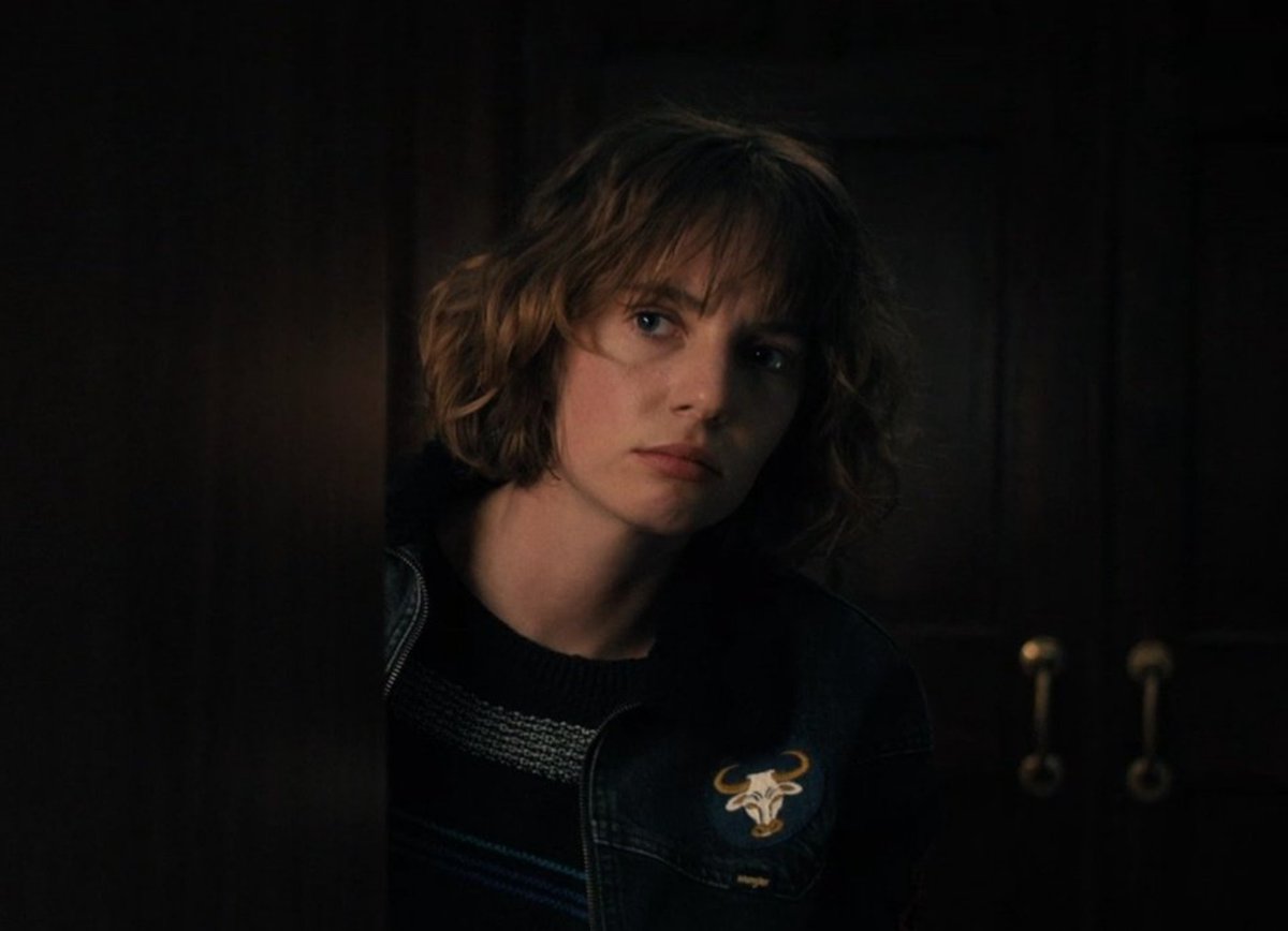 undercoverfren's tweet photo. i just know that nancy wheeler is madly in love with robin’s silly curly hair because https://t.co/KuRbkPtfi1