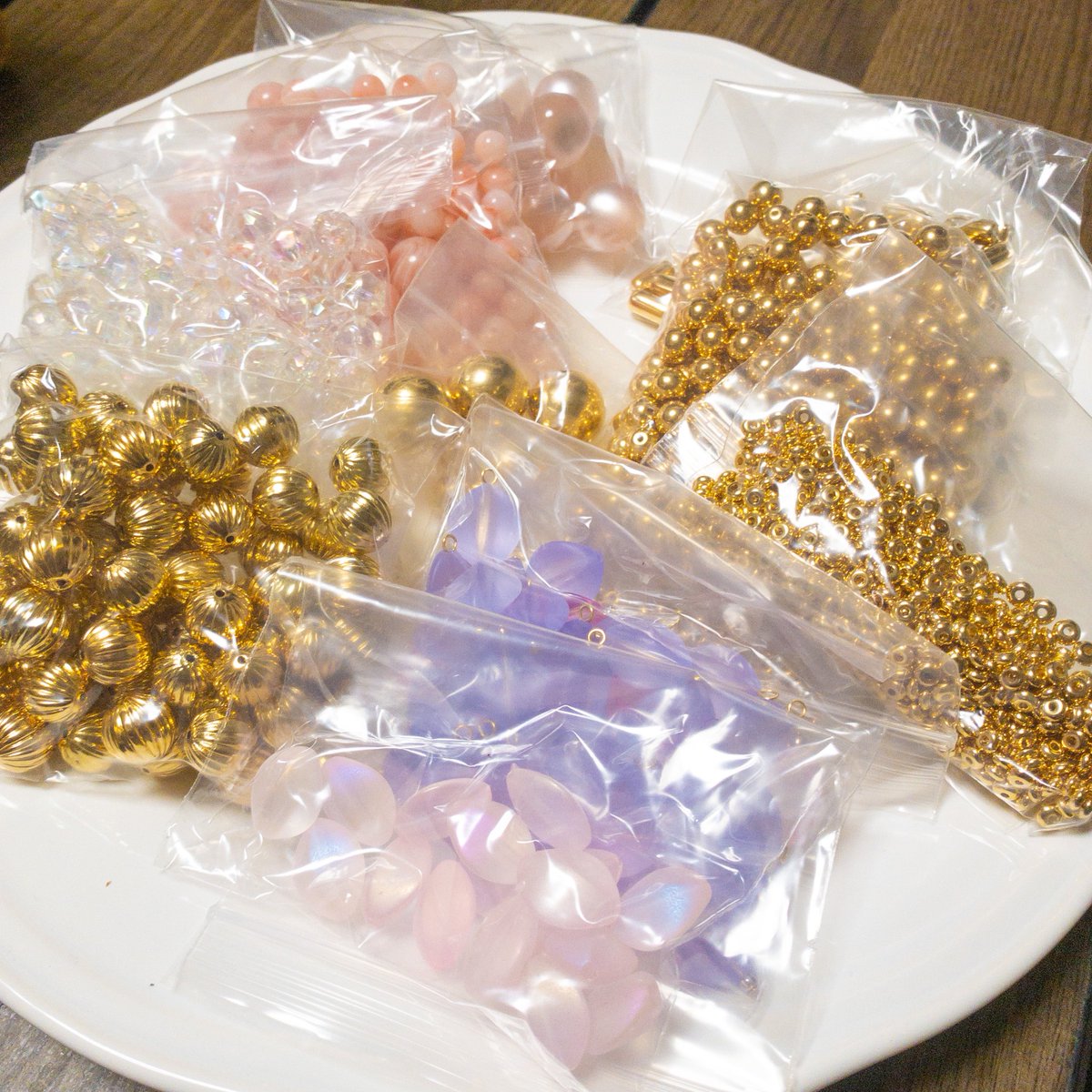 kuro_96lab's tweet photo. この辺りのビーズも、誰か気に入ってもらえるならだしちゃおう。

気に入ってて手放せなかったけど、使ってもらえる方が幸せだよね。 https://t.co/2C1smUbg0F
