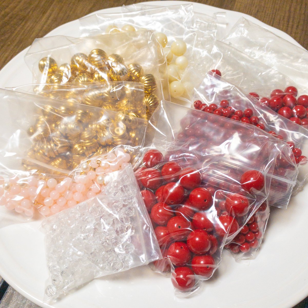 kuro_96lab's tweet photo. この辺りのビーズも、誰か気に入ってもらえるならだしちゃおう。

気に入ってて手放せなかったけど、使ってもらえる方が幸せだよね。 https://t.co/2C1smUbg0F