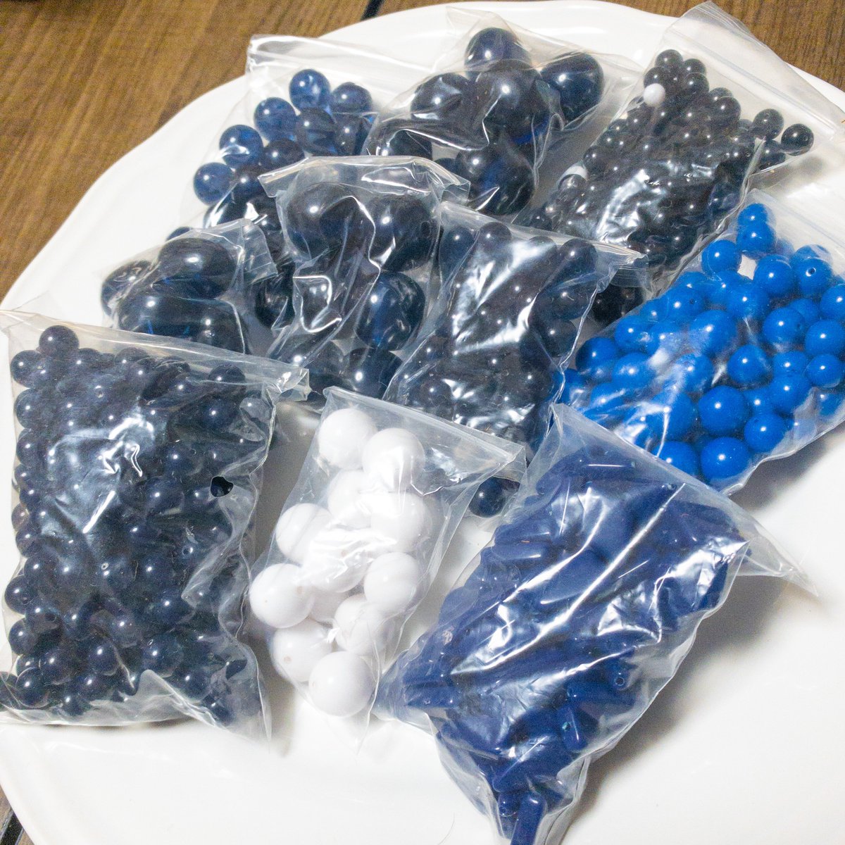 kuro_96lab's tweet photo. この辺りのビーズも、誰か気に入ってもらえるならだしちゃおう。

気に入ってて手放せなかったけど、使ってもらえる方が幸せだよね。 https://t.co/2C1smUbg0F