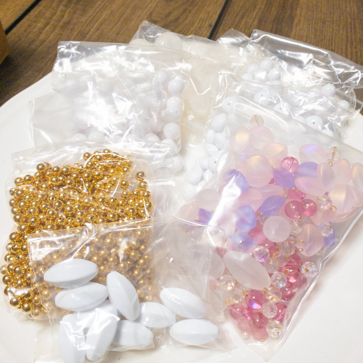 kuro_96lab's tweet photo. この辺りのビーズも、誰か気に入ってもらえるならだしちゃおう。

気に入ってて手放せなかったけど、使ってもらえる方が幸せだよね。 https://t.co/2C1smUbg0F