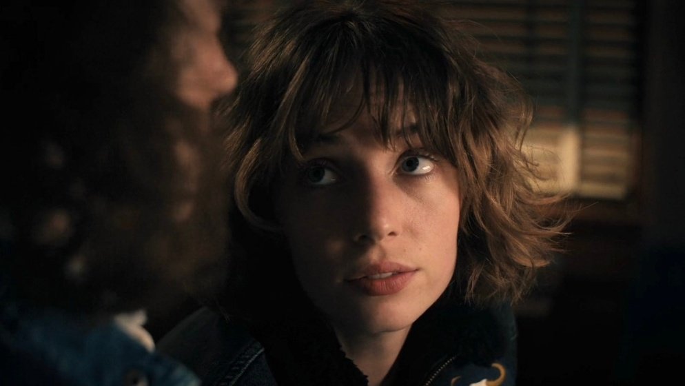 undercoverfren's tweet photo. i just know that nancy wheeler is madly in love with robin’s silly curly hair because https://t.co/KuRbkPtfi1