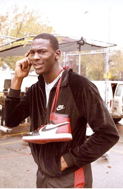 À l’été 1984, Michael Jordan souhaite signer avec Adidas, sa marque préféré à l’époque. 
Nike lui fait une offre. MJ demande à Adidas de lui faire une offre qui s’en rapproche ne serait-ce qu’un minimum… Adidas se retire jugeant que MJ n’était pas leur priorité. 

Grave erreur…