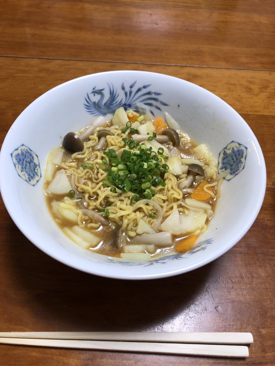 dd09200's tweet photo. #日清食品さん作ってみたよ〜
#札幌スープカレーラーメン
ジャガイモ〜ニンジン〜タマネギ〜シメジを炒めて〜水入れる
具材やわらかくなって〜麺投入だね〜
器にスープ入れてから鍋からドボどぼ
トッピングはネギポロポロ〜
って、できあがぁ〜り
　　コリャ美味くてイイぞぅ https://t.co/GQzYGykvhJ