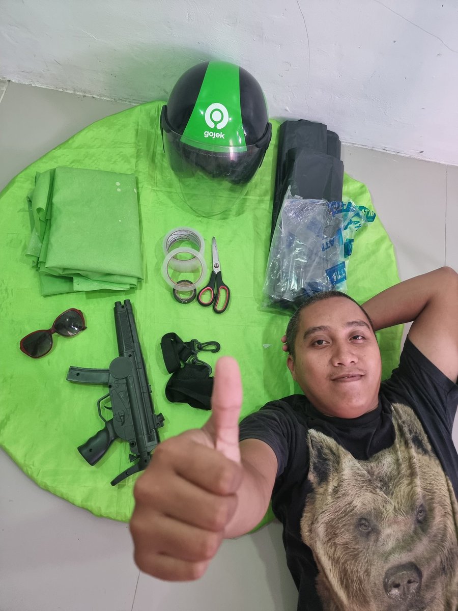 Gienz_'s tweet photo. Cosplay ala gw dengan bahan utama kresek sampah dan kain bekas (tidak terpakai) dibuatlah Cosplay nya, dengan tambahan pistol mainan dan Helm Gojek lengkap sudah Cosplay Pahlawan Bintang 5
@gojekindonesia
@ruswaticurly
@yanuar9092
@EnggarSisi
 #pubgmbarenggojek #pubjek https://t.co/dEIGFsvsVD