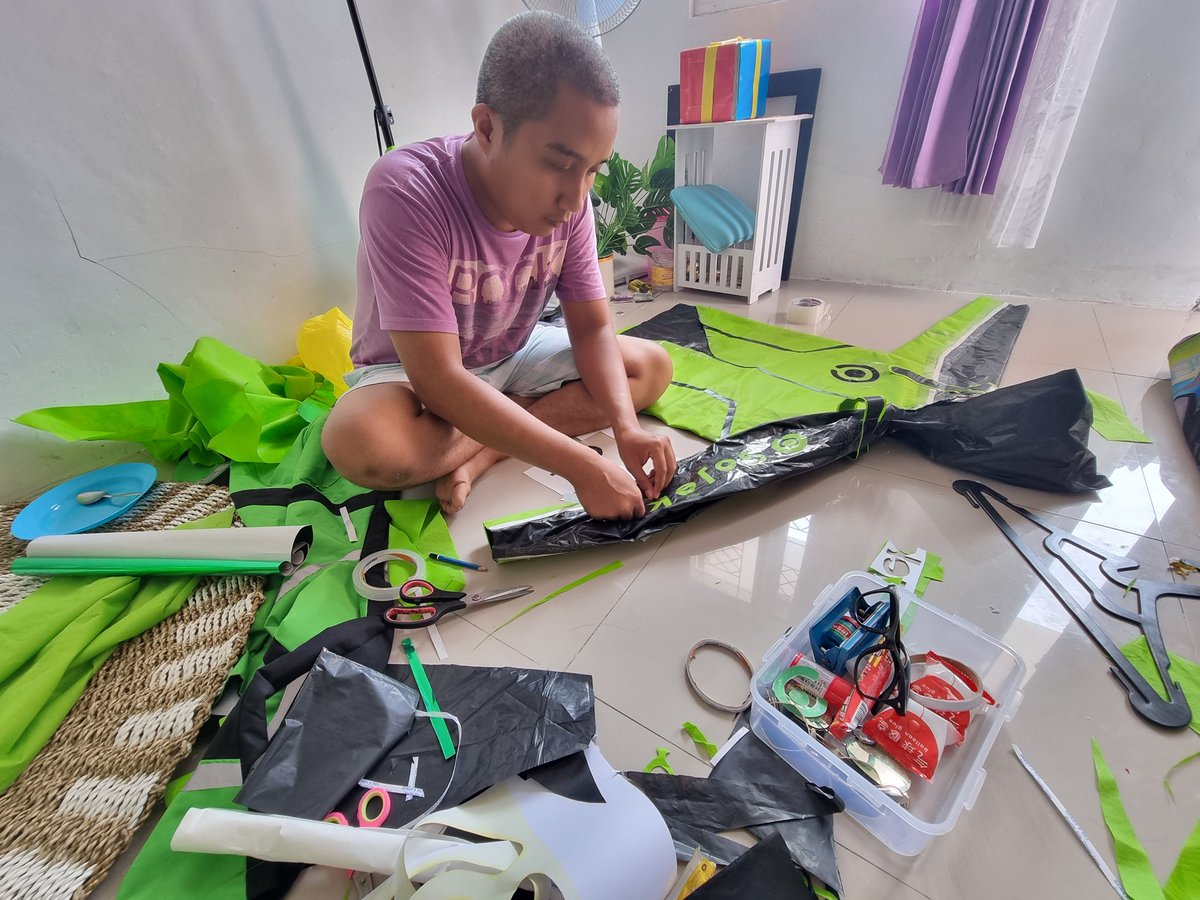 Gienz_'s tweet photo. Cosplay ala gw dengan bahan utama kresek sampah dan kain bekas (tidak terpakai) dibuatlah Cosplay nya, dengan tambahan pistol mainan dan Helm Gojek lengkap sudah Cosplay Pahlawan Bintang 5
@gojekindonesia
@ruswaticurly
@yanuar9092
@EnggarSisi
 #pubgmbarenggojek #pubjek https://t.co/dEIGFsvsVD