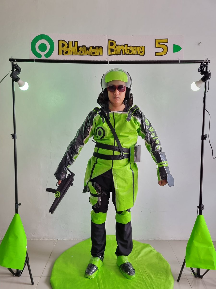Gienz_'s tweet photo. Cosplay ala gw dengan bahan utama kresek sampah dan kain bekas (tidak terpakai) dibuatlah Cosplay nya, dengan tambahan pistol mainan dan Helm Gojek lengkap sudah Cosplay Pahlawan Bintang 5
@gojekindonesia
@ruswaticurly
@yanuar9092
@EnggarSisi
 #pubgmbarenggojek #pubjek https://t.co/dEIGFsvsVD