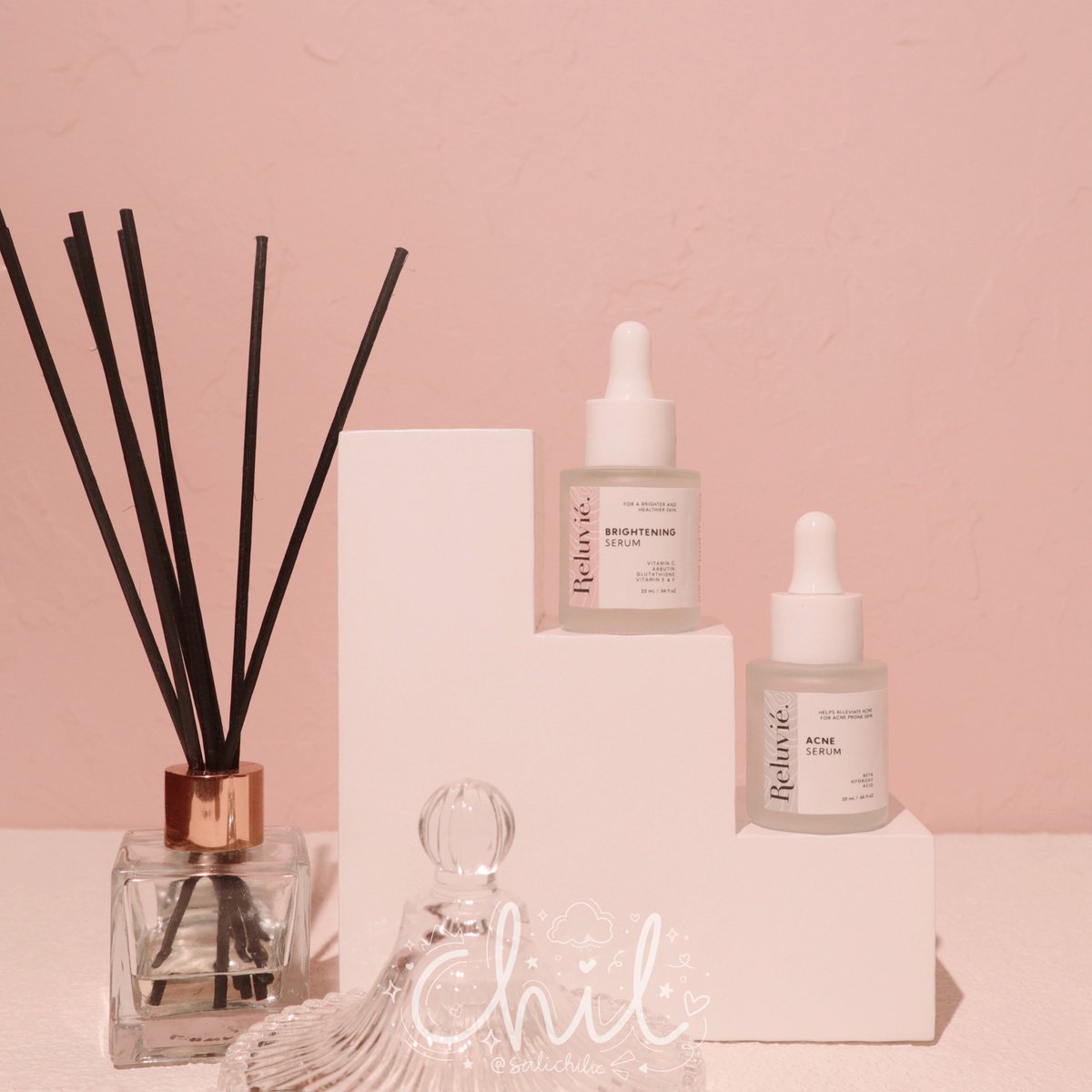 Hayo siapa yg uda ga asing lagi sama dua serum Reluvie ini? Serum ini emg sempat menghiasi TL aku lho dan akhirnya aku dpt kesempatan cobain sendiri serum ini. #GakCumaViral tp serum ini tuh cocok bgt sama namanya yg to the point!

Yuk aku kasih #racuninskincare serum ini!