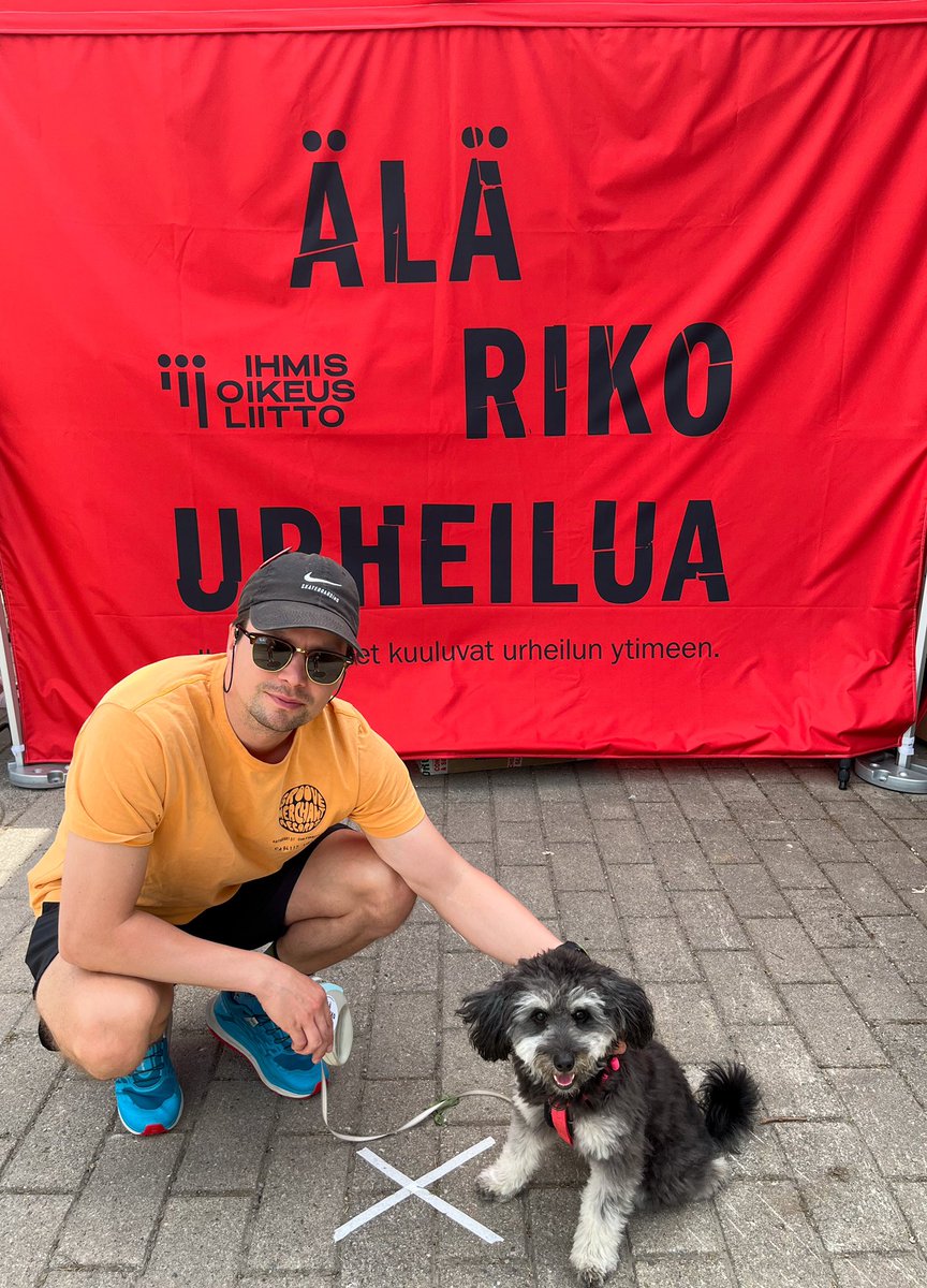 #älärikourheilua <a href="/ihmisoikeus/">Ihmisoikeusliitto</a> 

Mukava juttuhetki <a href="/fathermetro/">Tommy Lindgren</a> ’n kanssa Stadi Cupissa tänään. Oli laji hiihto tai mikä muu tahansa, ihmisoikeudet ovat urheilun ydintä. 

Pidetään me kaikki urheilussa mukana olevat huolta siitä!
