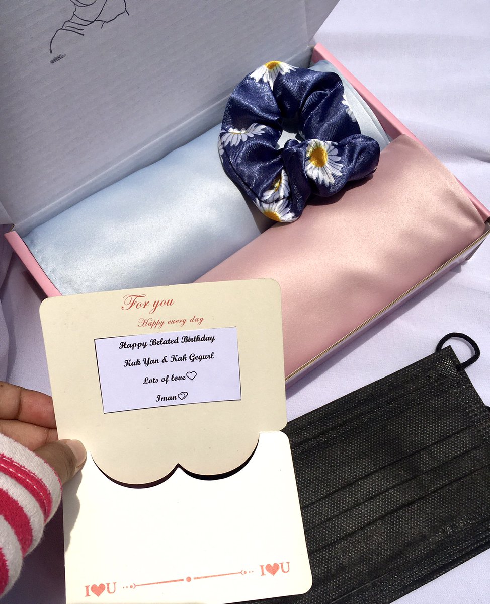 _nyscarf's tweet photo. "Happy Birthday"

Bestnya tengah duduk tengok tv masa birthday tiba tiba ada abang courier hantar giftbox tudung. Aaaa mesti excited kan 😍

Giftbox ni serendah RM22 je tau 🫶🏻

https://t.co/b2HC8CRd4k https://t.co/TcApVMsUQt