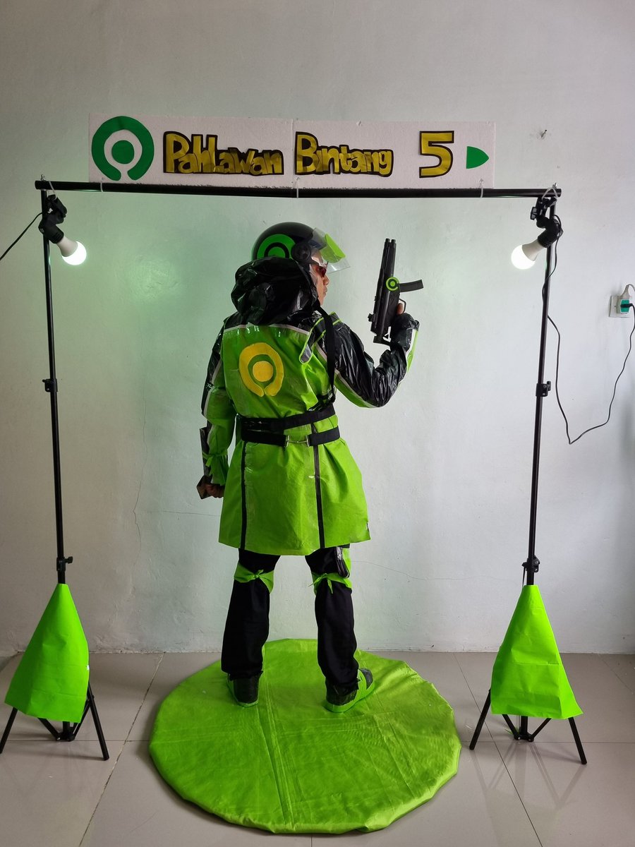 Gienz_'s tweet photo. Cosplay ala gw dengan bahan utama kresek sampah dan kain bekas (tidak terpakai) dibuatlah Cosplay nya, dengan tambahan pistol mainan dan Helm Gojek lengkap sudah Cosplay Pahlawan Bintang 5
@gojekindonesia
@ruswaticurly
@yanuar9092
@EnggarSisi
 #pubgmbarenggojek #pubjek https://t.co/dEIGFsvsVD