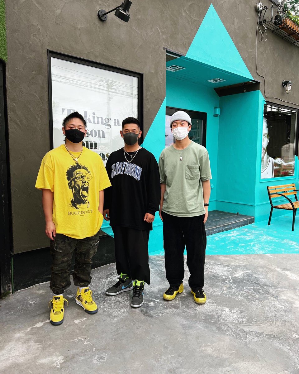 doek9's tweet photo. 久々来店して頂いた、車好きなお三方
それぞれヤバいスニーカーお買い上げ有難う御座います😁👍
LIFEスタイルも含めて、夏に向けて攻めて欲しい
ですね。仲の良いお三方また気兼ねなく来店おまちしてますよ😁
https://t.co/D6gUJ3BbgU
https://t.co/nhjO5HCwnf
#jordan1 #jordan4 #formposite https://t.co/samOZ2SAsp