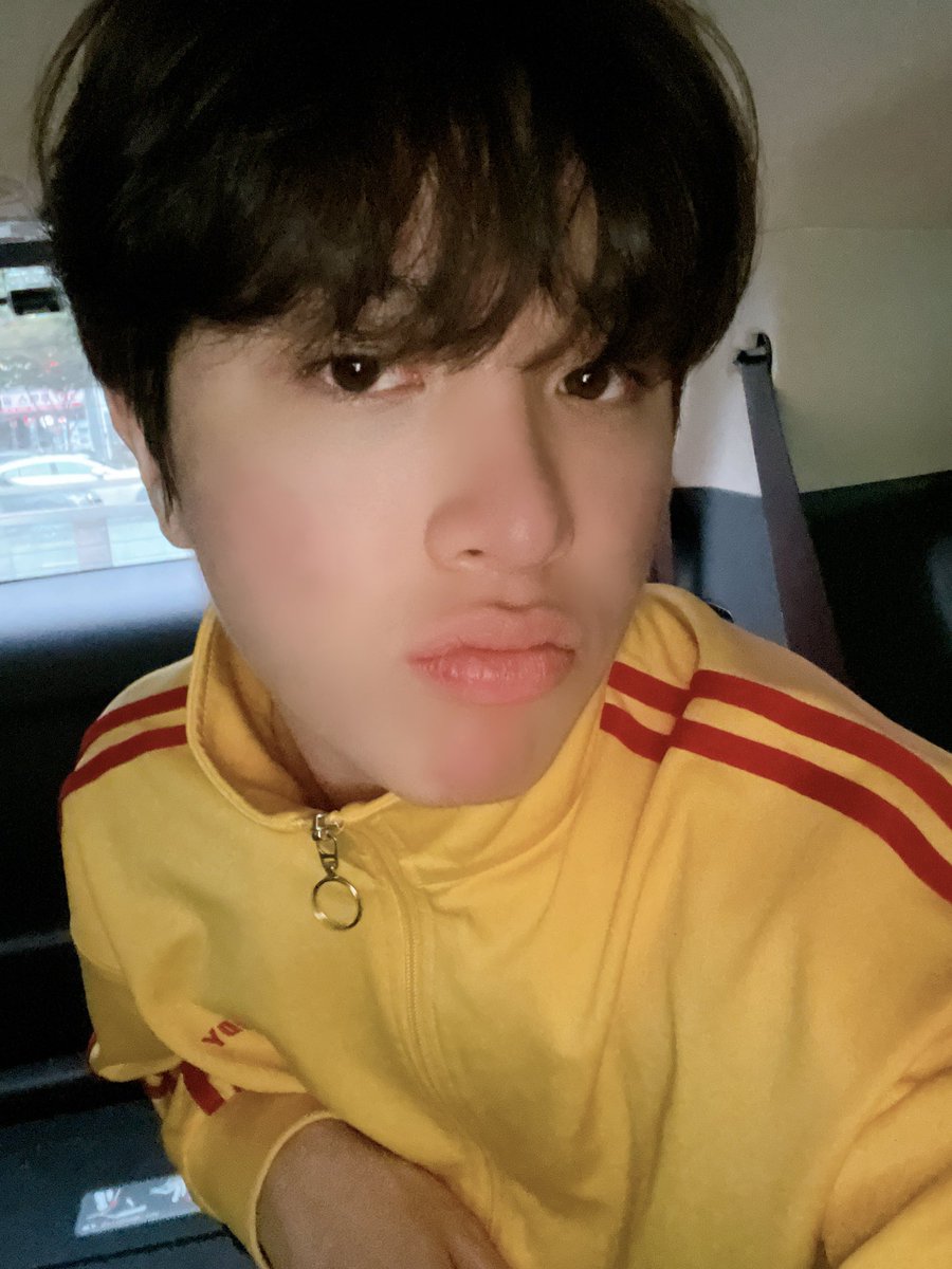 junghwaneh's tweet photo. Pinjem baju abang @dobnby https://t.co/P3BtsEJfL7
