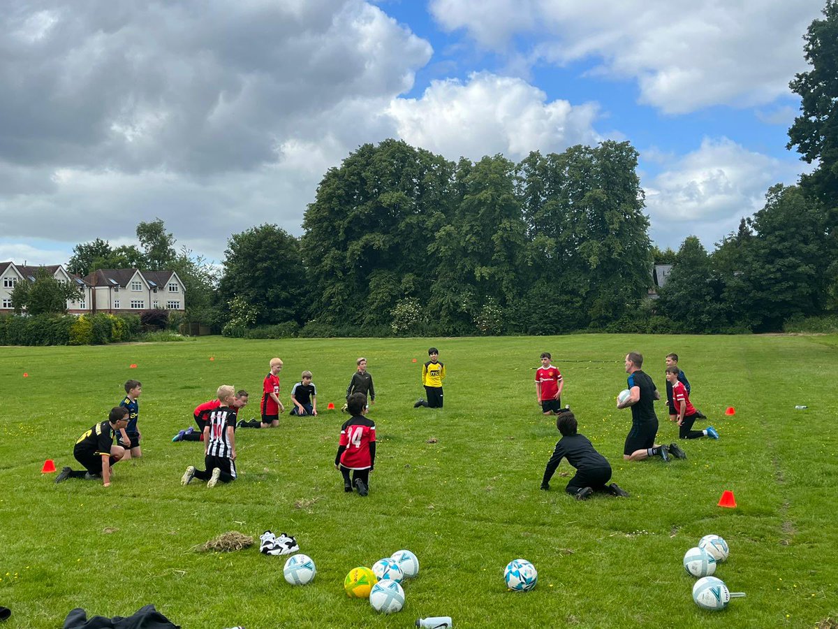 karen3403's tweet photo. Whelo training the Colt boys, he loves it 😍🙌🏼⚽️ @WilmslowSports https://t.co/vvQy7J5tUE