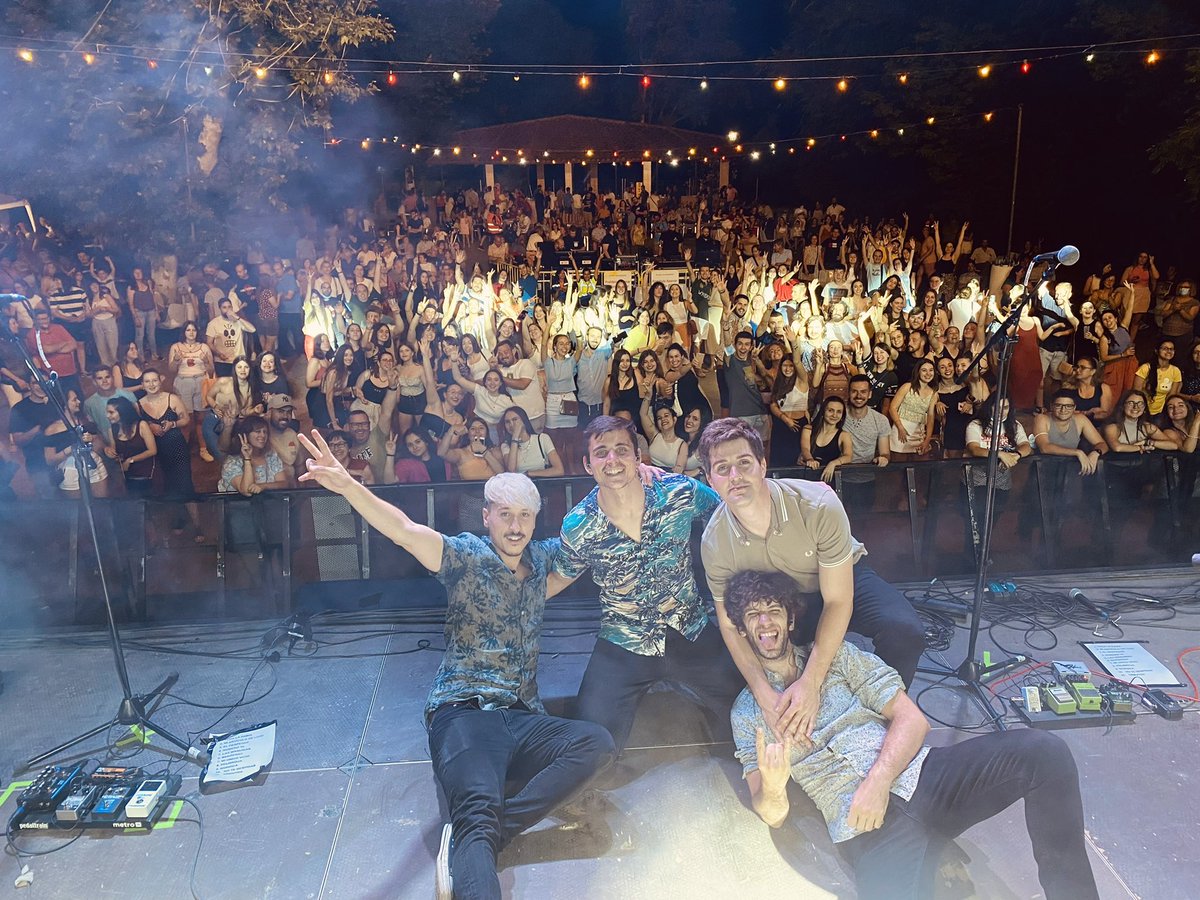 Estrelladosband's tweet photo. Muchas gracias “El Robledo” por regalarnos una noche de esas que quedan guardadas para siempre❤️ 

Un placer coincidir con @despistaos nos vemos pronto!😎 https://t.co/Ue4BcEfgQd