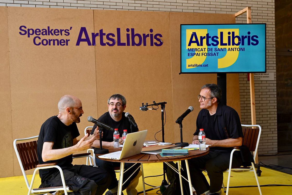 ArtsLibris Barcelona · Madrid · Lisboa (@artslibris) on Twitter photo #ArtsLibris
💬 Debat sobre col·leccionisme al <a href="/Santoni_dom/">Mercat Dominical del Llibre de Sant Antoni</a> amb Eloy Fernández Porta i Santiago García Tirado sobre les pulsions que ens porten a col·leccionar, la relació amb el sistema social i com es vertebra comunitàriament el propi mercat.
📚 Els objectes també emocionen. #ArtsLibris
💬 Debat sobre col·leccionisme al <a href="/Santoni_dom/">Mercat Dominical del Llibre de Sant Antoni</a> amb Eloy Fernández Porta i Santiago García Tirado sobre les pulsions que ens porten a col·leccionar, la relació amb el sistema social i com es vertebra comunitàriament el propi mercat.
📚 Els objectes també emocionen.