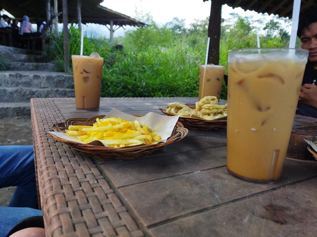 terpaksa_gt's tweet image. sekedar menghindar bukan melupakan masalah 😌 #kopimerapi