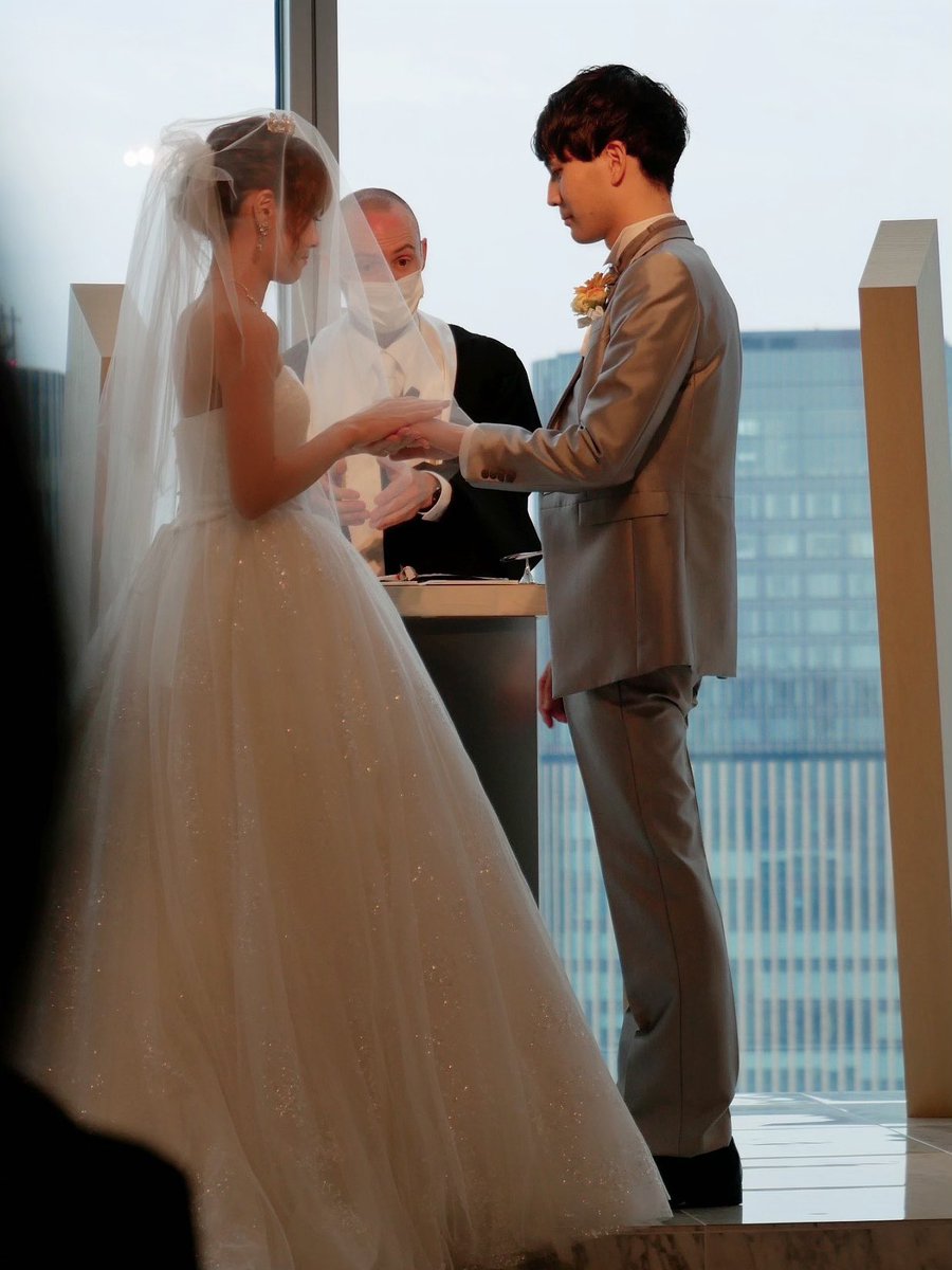 na_na_0919's tweet photo. 昨日待ちに待った結婚式でした！
大好きな友人たちに囲まれて笑って笑って泣いて本当に最高に楽しい1日だったー！夫婦共にいい友達に恵まれて幸せだなと実感した一日！
参列してくれた皆さんや寄せ書き書いてくれた皆さん本当にありがとうございますー！これからも遊んでくださいーー！！！🥰 https://t.co/fVYX3G8tNv