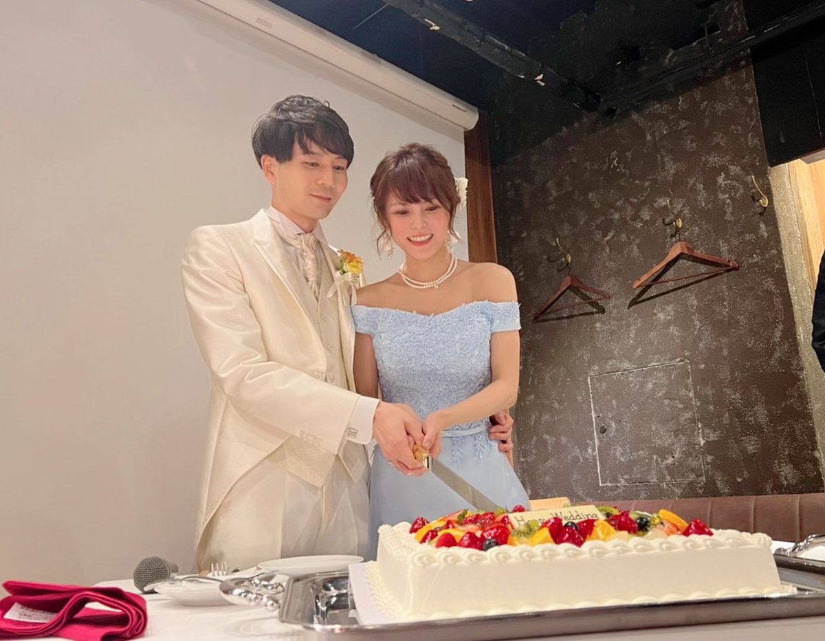 na_na_0919's tweet photo. 昨日待ちに待った結婚式でした！
大好きな友人たちに囲まれて笑って笑って泣いて本当に最高に楽しい1日だったー！夫婦共にいい友達に恵まれて幸せだなと実感した一日！
参列してくれた皆さんや寄せ書き書いてくれた皆さん本当にありがとうございますー！これからも遊んでくださいーー！！！🥰 https://t.co/fVYX3G8tNv