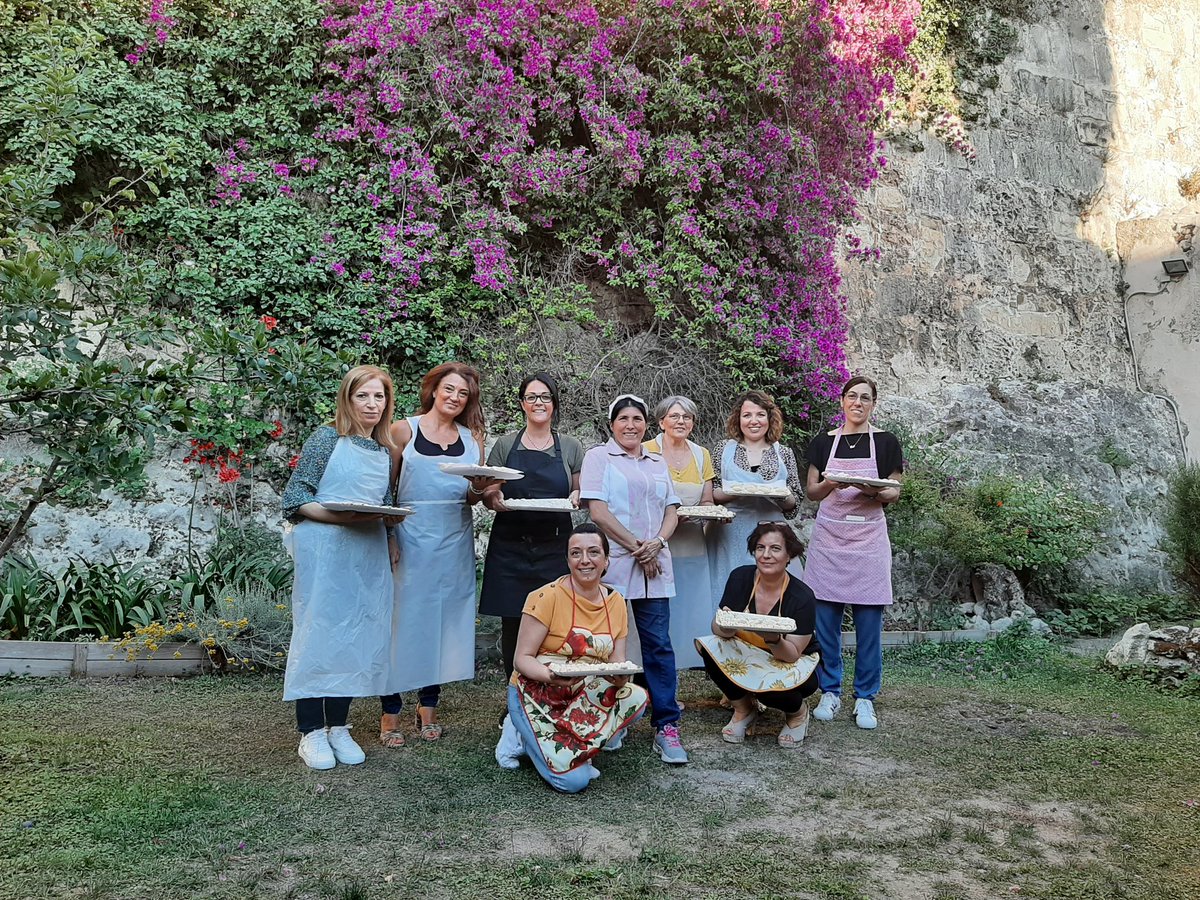 ScuolaDiPasta's tweet photo. Chiusura in allegria con uno splendido gruppo di allieve per il laboratorio di #culurgiones di ieri pomeriggio
#scuoladipasta #cagliari #pastaclass #handmadepasta https://t.co/OcROH5r44F