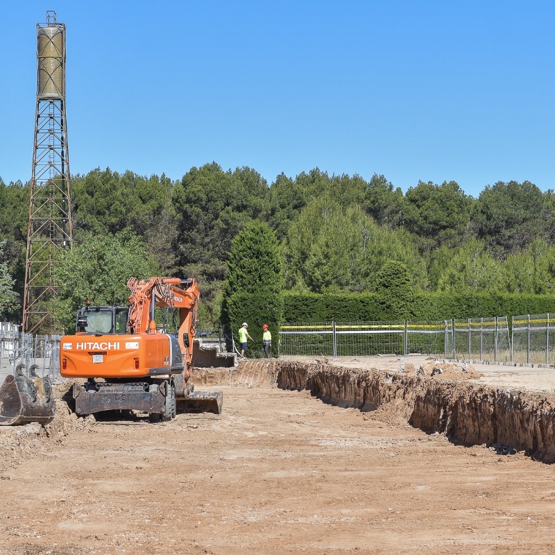 SDHuesca's tweet photo. 🏟️⚽️ ¡La 𝐁𝐚𝐬𝐞 𝐀𝐫𝐚𝐠𝐨𝐧𝐞𝐬𝐚 𝐝𝐞 𝐅𝐮́𝐭𝐛𝐨𝐥 será una realidad en este 2022!

La primera escuela para el fútbol base en Aragón avanza en su construcción:

🔹 Campo 3 y próximamente el Campo 4
🔹 Edificio de servicios: vestuarios, gimnasio...
🔹 Reforma de la residencia