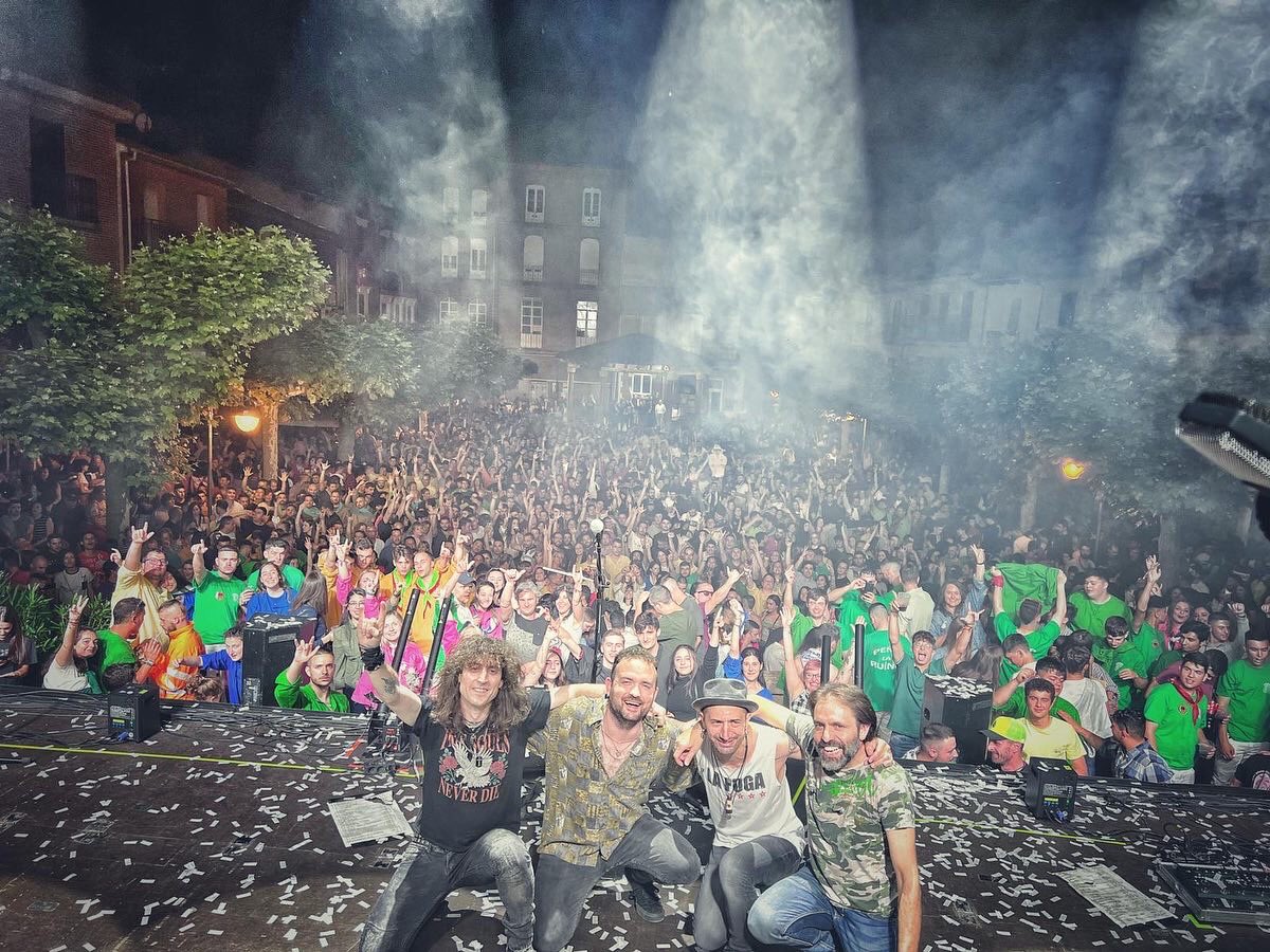 lafugarock's tweet photo. Increíble ayer Sahagún, no tenemos palabras para describir lo de anoche.
Muchísimas gracias por esta gran acogida en nuestro primer concierto de gira. 

Nos vemos el próximo 18 de junio en Belchite.

#DemasiadoTarde #Gira2022 #GiraLaFuga2022 https://t.co/0bmquOPqFz