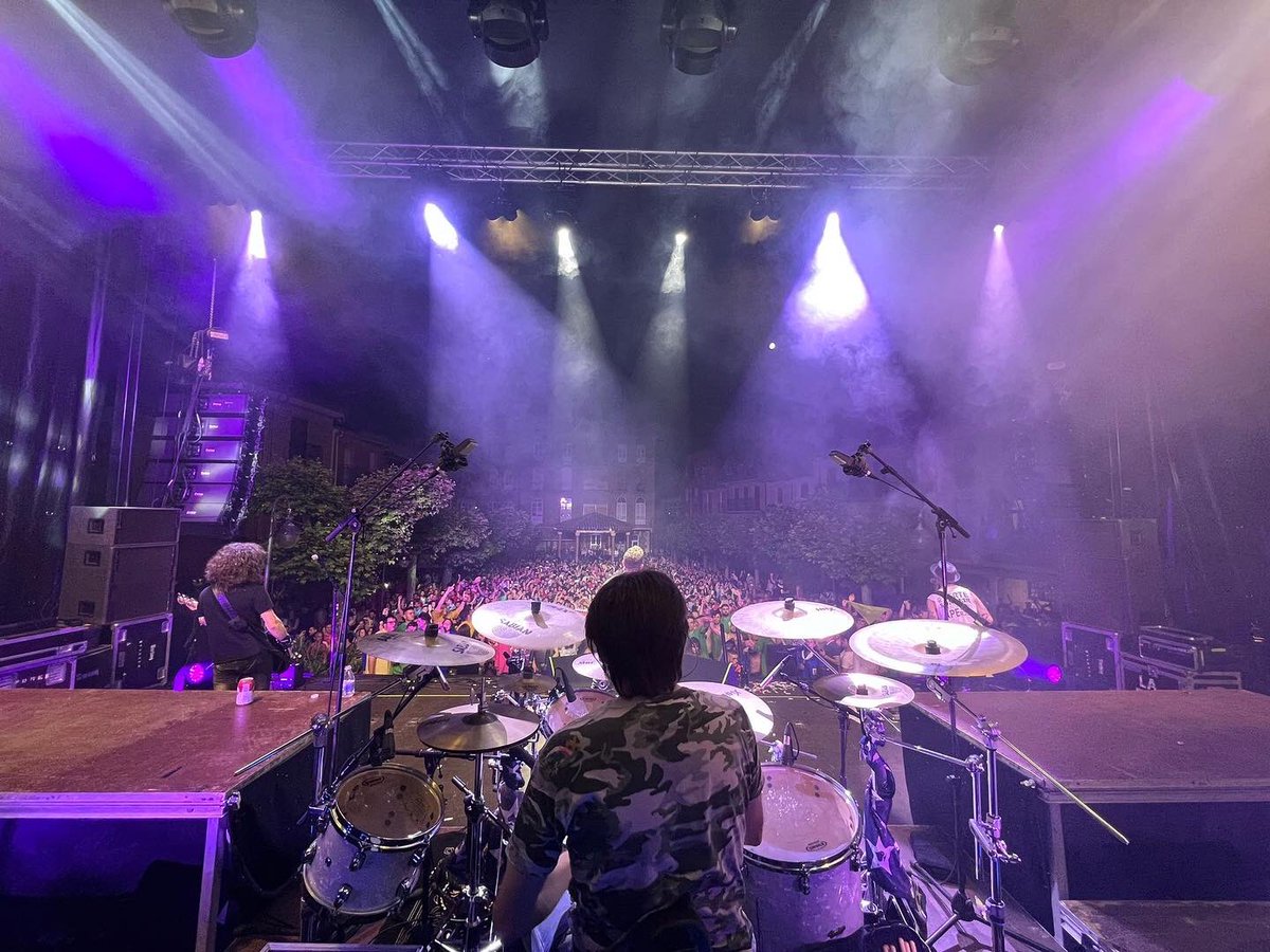 lafugarock's tweet photo. Increíble ayer Sahagún, no tenemos palabras para describir lo de anoche.
Muchísimas gracias por esta gran acogida en nuestro primer concierto de gira. 

Nos vemos el próximo 18 de junio en Belchite.

#DemasiadoTarde #Gira2022 #GiraLaFuga2022 https://t.co/0bmquOPqFz