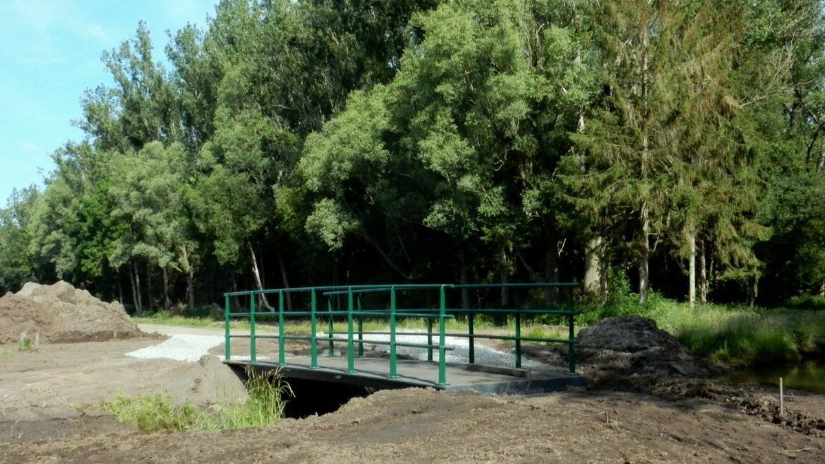 HeijdenJozef's tweet photo. De voetgangersbrug, annex mindervalide en fietsbrug, over de #Groote_Beerze tussen #Netersel en #Casteren is geplaatst.
Nu de paden naar de brug en de paardenpad naar de voorde aangelegd nog.
@BoswachterFrans @Brab_Landschap @wddommel @v_d_zanden @Eelerwoude https://t.co/VKJhXYuBti