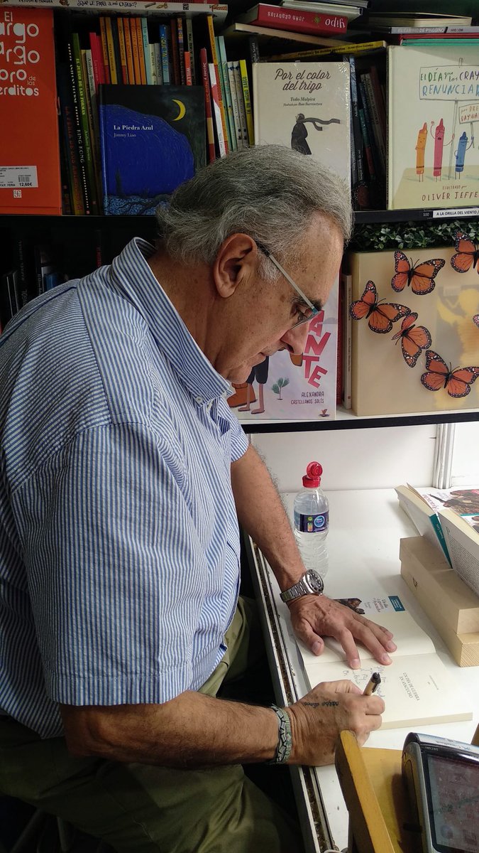 FCEEspana's tweet photo. ¡También está un gran amigo en la caseta 322 de #FCEEspaña en la @FLMadrid!
@FERMIN_GONI firma en estos momentos "Un día de guerra en Ayacucho". ¡No se lo pierdan!
#FLMadrid22 #HojeaElMundo #LaFeriaAFondo #ViajaConNuestrosLibros https://t.co/x0gpNuSvrt