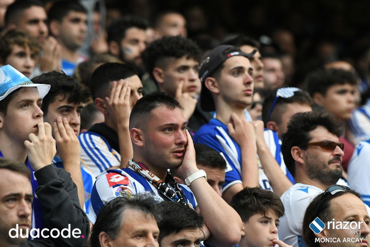 Hoy es uno de esos días en los que cuesta encontrar palabras de ánimo. En los que te preguntas si todo esto merece la pena. 

Recordad todo lo que hemos vivido. Recordad las horas previas al partido. Los desplazamientos, los abrazos de gol. 

Sí, merece la pena.

Forza Dépor.
