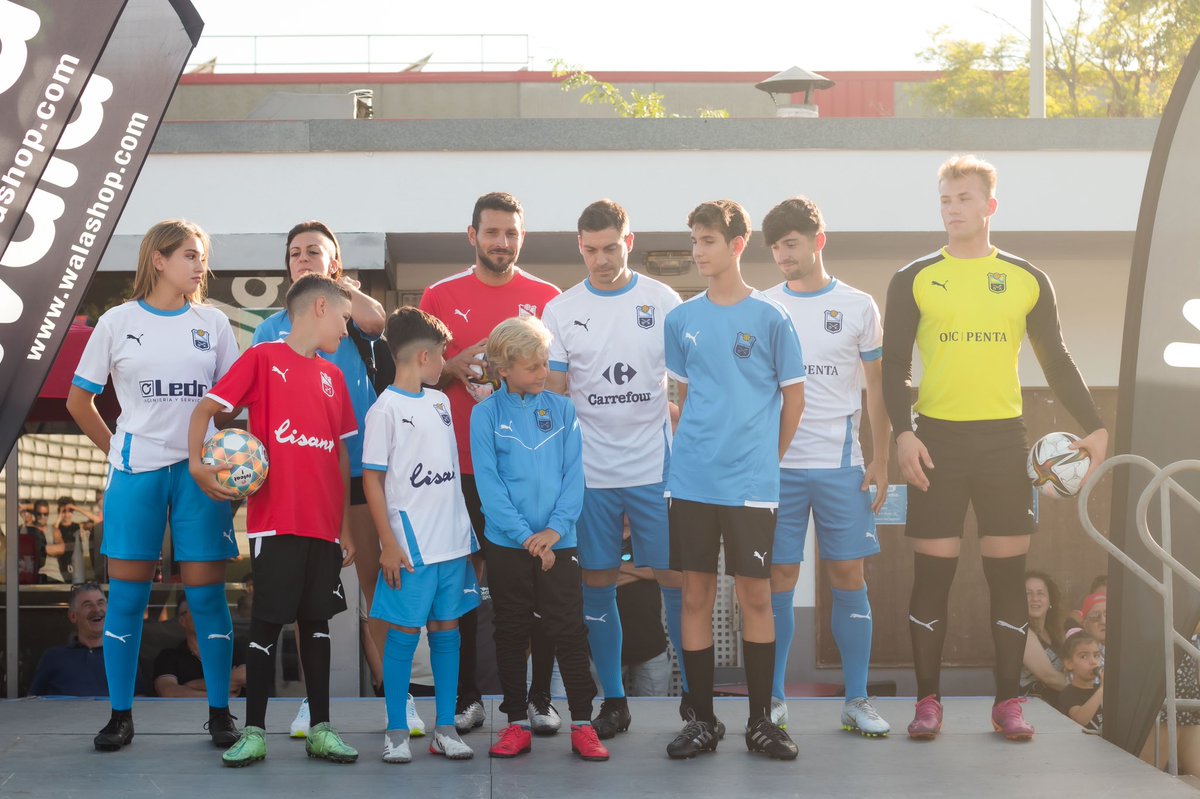 Tenim equipació 💙

Que ús sembla el nostre uniforme de la temporada 22-23? 🙌

#femeniblau 
#futbolsenselimits
#futbolpertothom