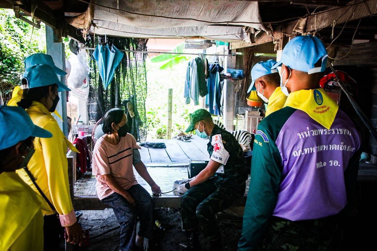 1st_Army_Area's tweet photo. "หมอเดินเท้า Delivery  บริการตรวจสุขภาพถึงบ้าน ต้านภัยโควิด -19"
พล.1 รอ. โดย ร.31 พัน.2 รอ.เข้าตรวจเยี่ยมและให้บริการตรวจสุขภาพแก่ประชาชน พร้อมแนะนำการดูแลรักษาสุขภาพ ให้กับ ผู้สูงอายุในพื้นที ต.สามง่าม อ.โพธิ์ทอง จ.อ่างทอง
#กองทัพภาคที่1 https://t.co/pSDM0Y9SLk
