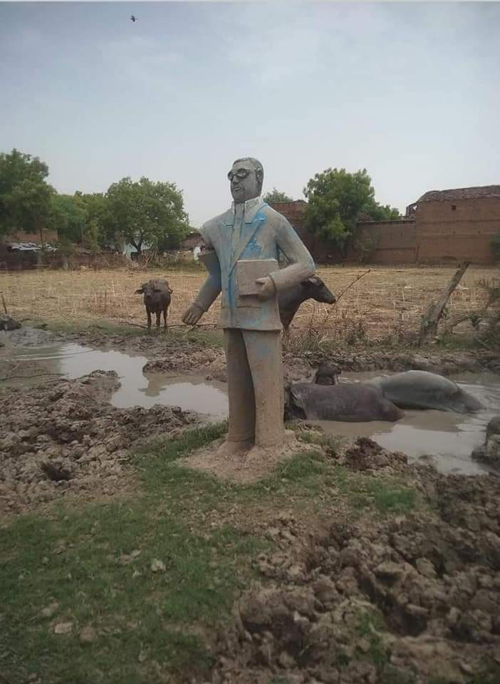 संविधान निर्माता को सम्मान!
उत्तर प्रदेश के जिला हमीरपुर विकासखंड गोहांड के अंतर्गत गाँव बंगरा में संविधान निर्माता बाबा साहब अम्बेडकर जी की प्रतिमा।
<a href="/BhimArmyChief/">Chandra Shekhar Aazad</a> 
<a href="/CMOfficeUP/">CM Office, GoUP</a>