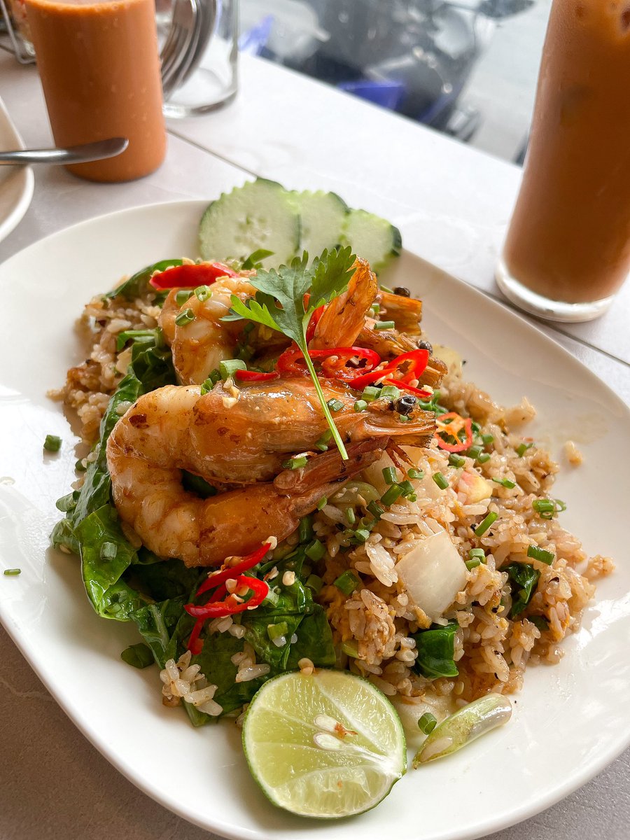 joanmendi3's tweet photo. Went on a quick lunch date at my fave resto instead. Cravings for some authentic Thai food satisfied! 

I’m so soooo full, everything is aroi maaaak mak!!! 👌🏻❤️

#ChaYen #MooPing #KhaoPadGoong #GaiTodHatYai https://t.co/qmjguuhMlK