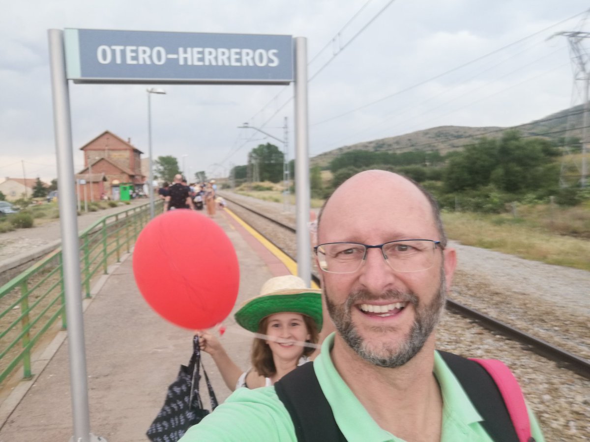 Sólo en <a href="/Cotec_Innova/">Fundación Cotec</a> <a href="/ImperdibleCotec/">Los Imperdibles</a> son capaces de organizar un festival de innovación en el mundo rural #Imperdible_05, llevar a miles de urbanitas en tren gratis a un pueblo precioso e invitar a caldereta a miles de personas.

Gracias!! 👏👏👏
<a href="/SManueco/">Susana Mañueco</a> @Jorge_barrero_f