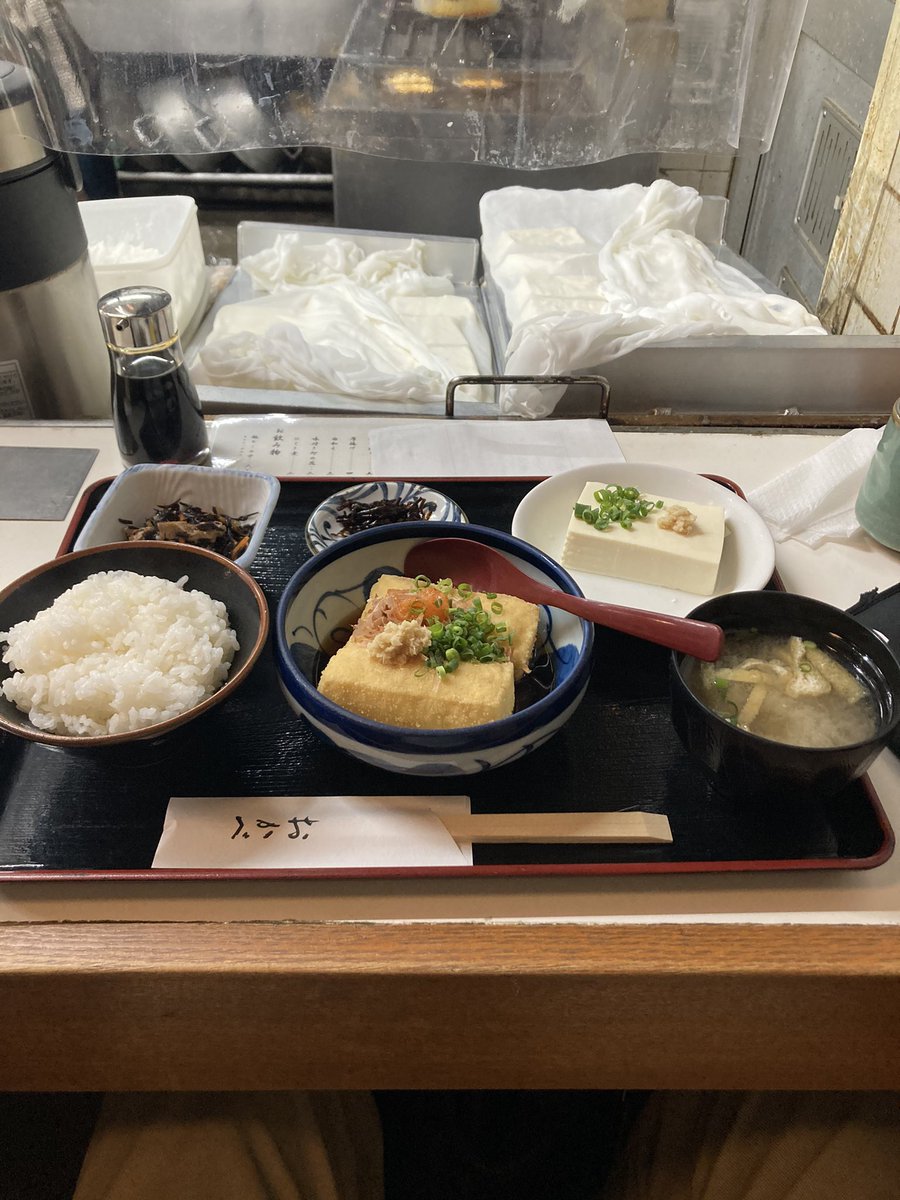 sundy0622's tweet photo. @hankyojp 旅行先の岡山の豆腐料理のお店。注文して揚げたてをいただける限定15食の揚げ出し定食。とても美味しかったですが、黙食と…
和多志は一人で行きましたが、隣の奥様２人組、普通におしゃべりしてました😁 https://t.co/Ki4viajq6m