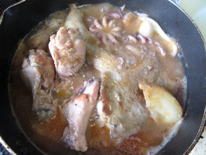 昨日湯豆腐で使った西友の半額海老味噌鍋で煮込んだ手羽元でキメる日曜 