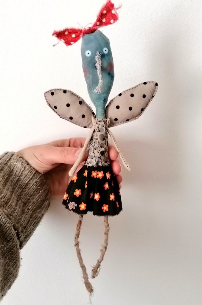 Happy Sunday morning everyone 😊🌞
This little blue-bug is handmade inspired by folk art. This is a textile artwork ready to be displayed on your walls 😊
Available on Big Cartel
Littlebirdofparadise.bigcartel.com/product/blue-b…

#UKGiftAM #gifts #SmallBusiness