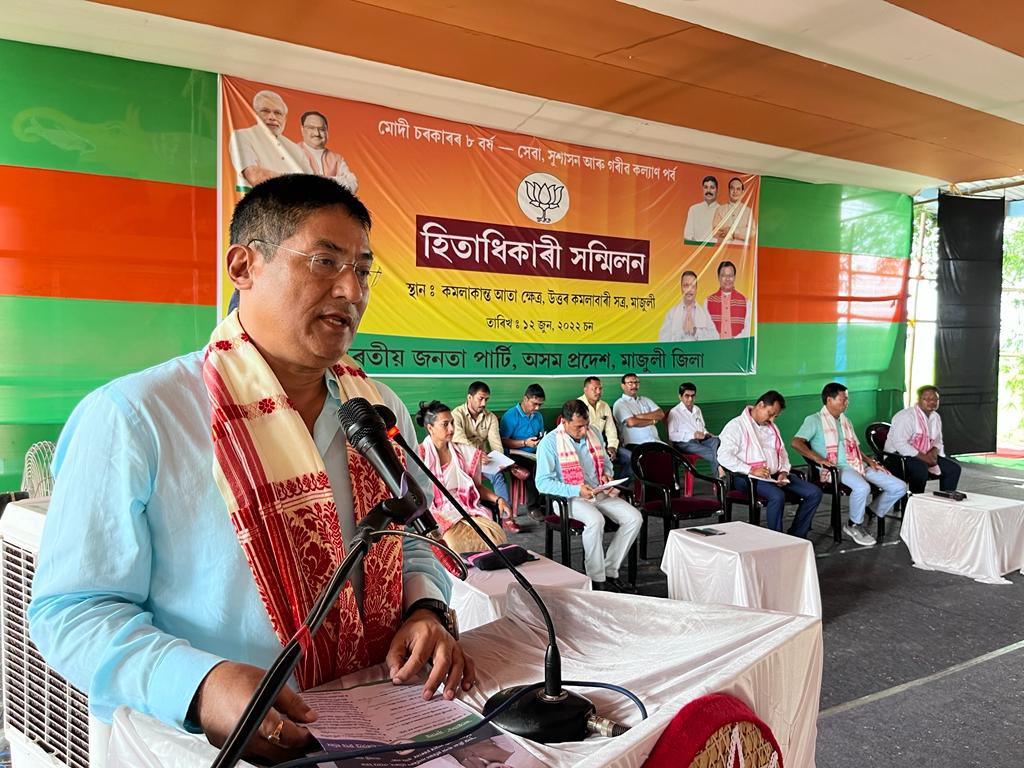 PradanBaruah's tweet photo. যশস্বী প্ৰধানমন্ত্ৰী @narendramodi দেৱ নেতৃত্বাধীন কেন্দ্ৰীয় চৰকাৰৰ #8YearsOfSeva অংশ হিচাপে আজি মাজুলী সমষ্টিৰ উত্তৰ কমলাবাৰী সত্ৰৰ ৰংগমঞ্চত অনুষ্ঠিত 'হিতাধিকাৰী সন্মিলন'ত অংশগ্ৰহণ কৰি উপস্থিত প্ৰায় দুই সহস্ৰাধিক লাভাৰ্থীৰ সৈতে বাৰ্তালাপ কৰোঁ।

1/3

@JPNadda
@himantabiswa https://t.co/ruhN1k1Li5