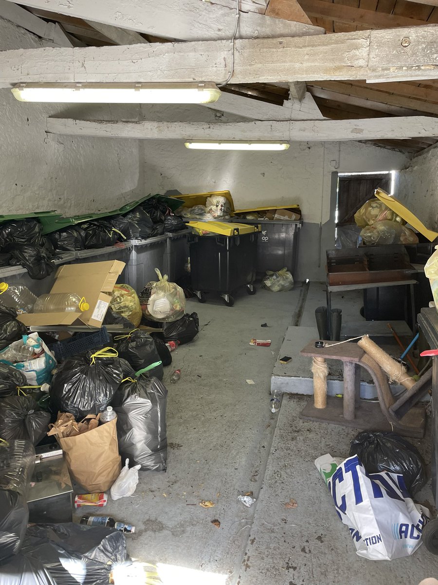 RKnoteck's tweet photo. Plus degueu encore c’est possible ??? C’est juste le local à poubelle chez moi !!! https://t.co/IoN7dIsajC