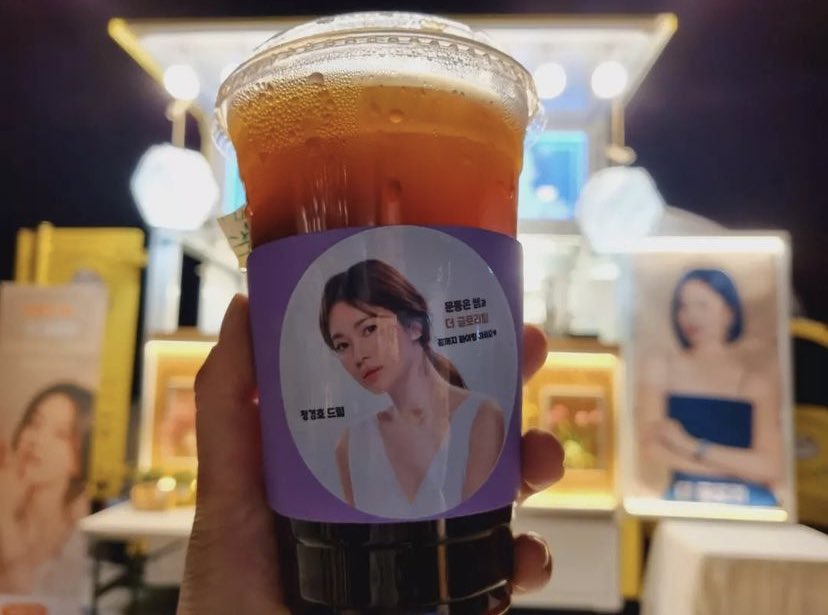_hyekyolove's tweet photo. More food truck photos from Jung Kyung ho.

“I brought a few hundred extra stickers but they were all sold out, haha.. I think you’re receiving a lot of love not only from your fellow actors but also the staff. #SongHyeKyo ordered grapefruit tea.” #TheGlory https://t.co/kpeY2slsWD