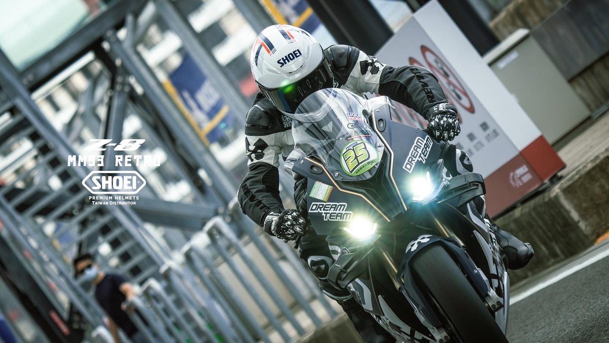 RoughCrafts's tweet photo. Team ROUGH CRAFTS rider Mike ride for @shoeitaiwan @marcmarquez93 #Z8 #MM93Retro helmet photo shooting session! 📸 by: @tk_chiu #RoughCrafts #S1000RR #TrackDay #BikerLife #RaceShit https://t.co/Bw2Klarp3W