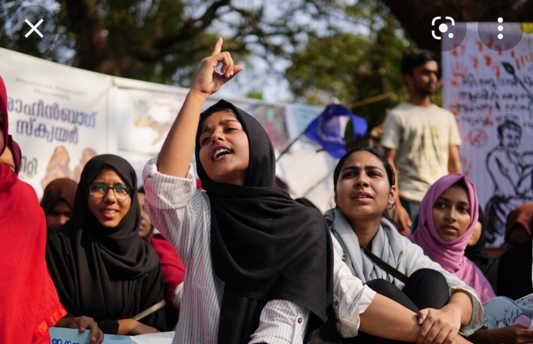 shahroz_ayan's tweet photo. Afreen Fatima has been a strong face against CAA_NRC_NPR.That's why the government is targeting him. Afreen Fatima's family have already been detained by the UP Police &amp; today at 11 o'clock the government has sent a notice to run a bulldozer at her house! #StandWithAfreenFatima https://t.co/XZIUF9MzAi