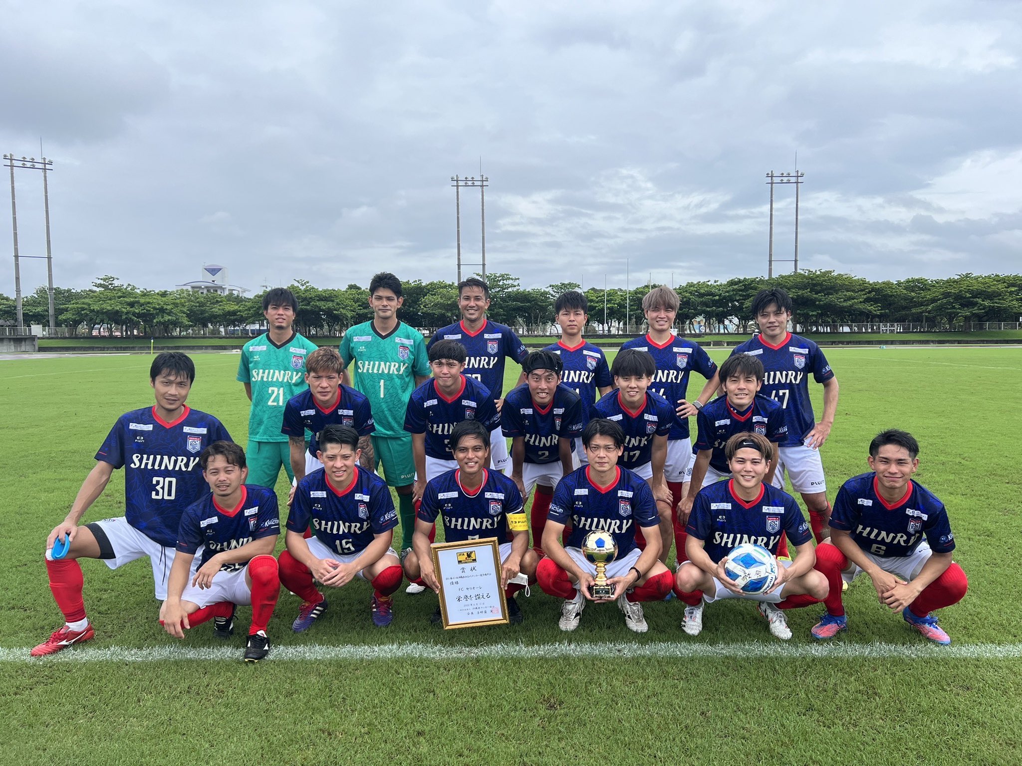 セリオーレ沖縄スポーツクラブ 社会人選手権4連覇達成 第45回ofa沖縄県社会人サッカー選手権大会 決勝 6月12日 日 西崎陸上競技場 Fcセリオーレ 2 1 エナジックfc那覇 得点者 74分 7友利貴 90 2分 11比嘉翔 最強を超える最高を目指して