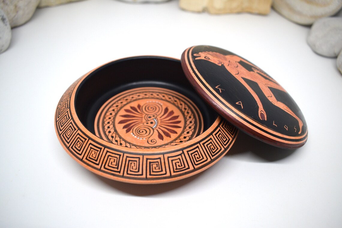 AcropolisGall's tweet photo. 🐂🏺🏛This is a piece of Greek art. A pyxis (Box) of Classical Period adorned with The Minotaur.
🔗 ￼Shop on https://t.co/imMZoVOsSw 👈
#Minotaur was a monster in #GreekMythology, half-bull and half-human. #Crete #Minoan https://t.co/vhwkalOIUB